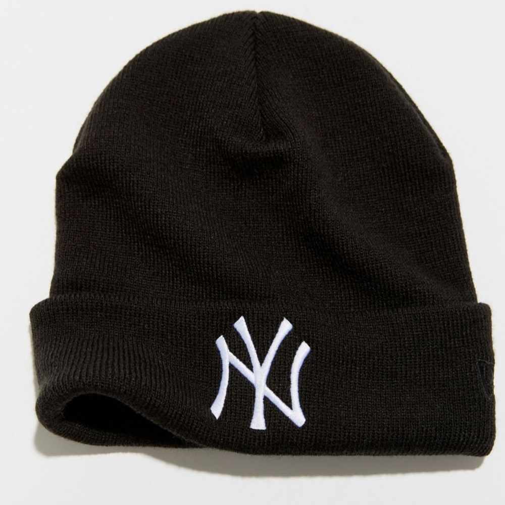 New Era New York Yankees Beanie in black.